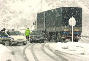 Απαγόρευση κυκλοφορίας φορτηγών και λεωφορείων άνω των 3,5 τόνων  λόγω της έντονης χιονόπτωσης.