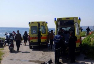 Σοκ στη Βάρκιζα - Βρέθηκε πτώμα νεαρής γυναίκας δεμένο σε βάρκα με μάσκα και μαγιό