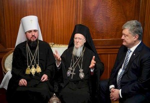 Υπεγράφη από τον Βαρθολομαίο - παρουσία Ποροσένκο - το διάταγμα για παραχώρηση Αυτοκεφαλίας στην Εκκλησία της Ουκρανίας