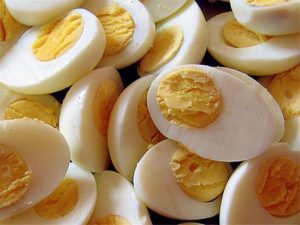 Τι συμβαίνει στον οργανισμό αν τρώτε 4 βραστά αυγά την εβδομάδα;