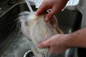 Γιατί δεν πρέπει να πλένεις ποτέ το κοτόπουλο πριν το μαγειρέψεις