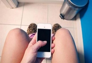 Παίρνετε το κινητό μαζί σας στην τουαλέτα; Δείτε γιατί ΔΕΝ πρέπει να το κάνετε