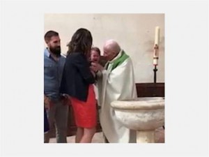 Σε διαθεσιμότητα τέθηκε ο 89χρονος ιερέας που χαστούκισε μωρό κατά την βάπτισή του, στη Γαλλία