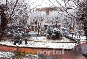 Χιονίζει σε όλη τη Θεσσαλονίκη - ο «Λέανδρος» σε πλήρη εξέλιξη