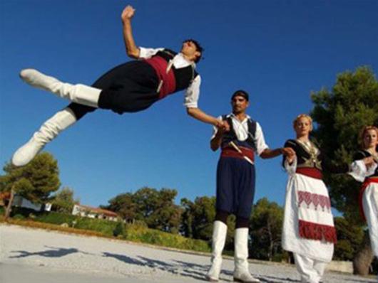 Χορευτική εκδήλωση «Στα βήματα της παράδοσης» στο Δημοτικό θέατρο «Ανετον»