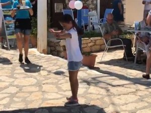 Viral το βίντεο με το κοριτσάκι που χορεύει καταπληκτικά  το ζεϊμπέκικο της Ευδοκίας στο Καστελόριζο.