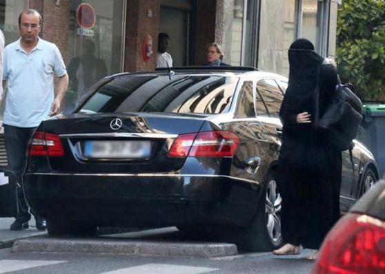 H Zιζέλ εξόργισε τους Μουσουλμάνους επειδή φόρεσε μπούρκα για να πάει στον πλαστικό χειρουργό 