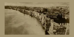 Παλιά φωτογραφία του 1867 όπου φαίνεται το θαλάσσιο τείχος της Θεσσαλονίκης