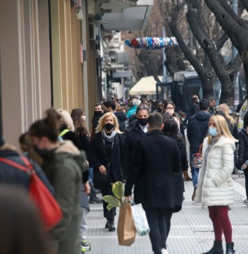 Κόσμος στην οδό Τσιμοσκή στη Θεσσαλονίκη