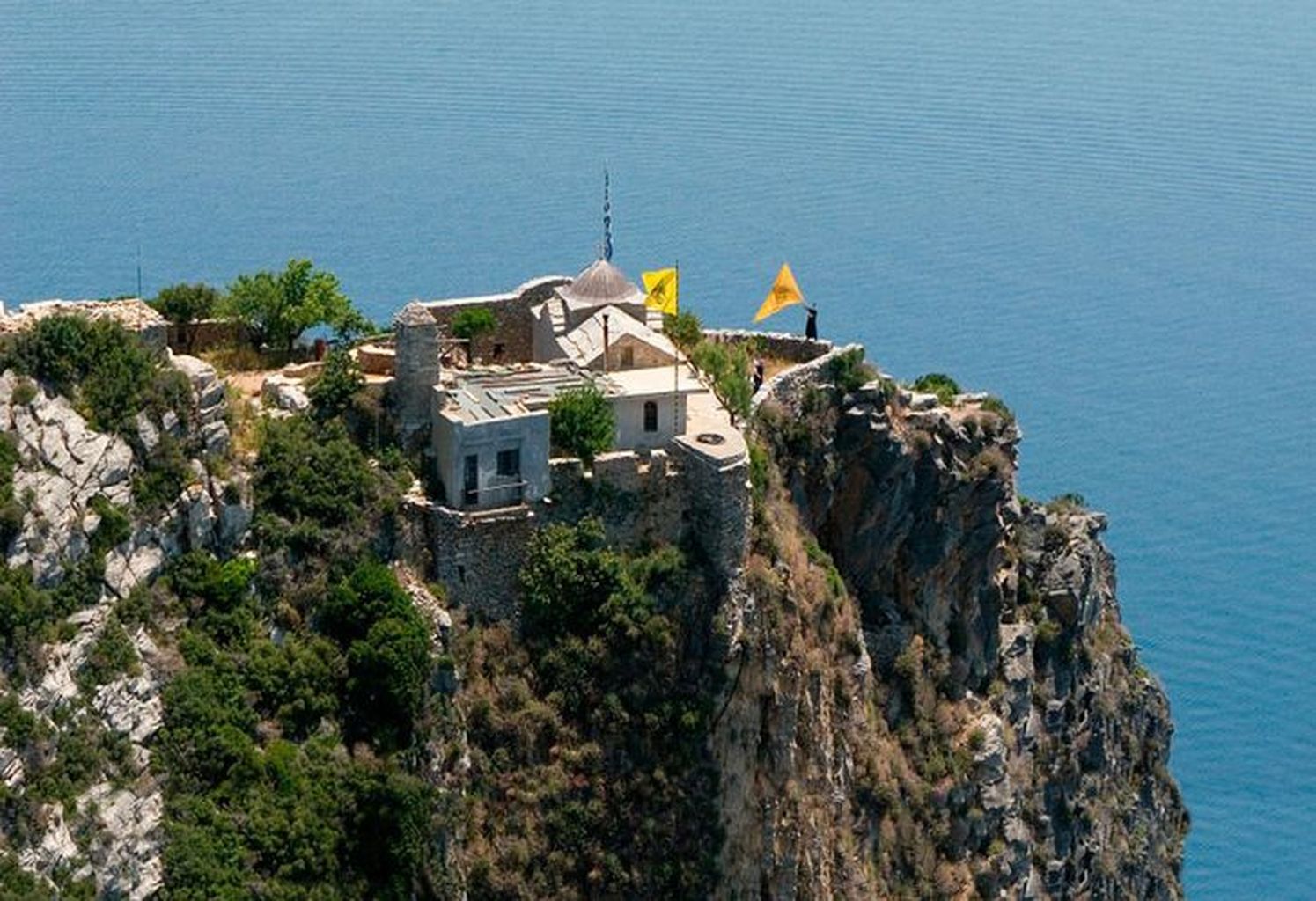 Μοναστήρι του Αγίου όρους με φόντο τη θάλασσα