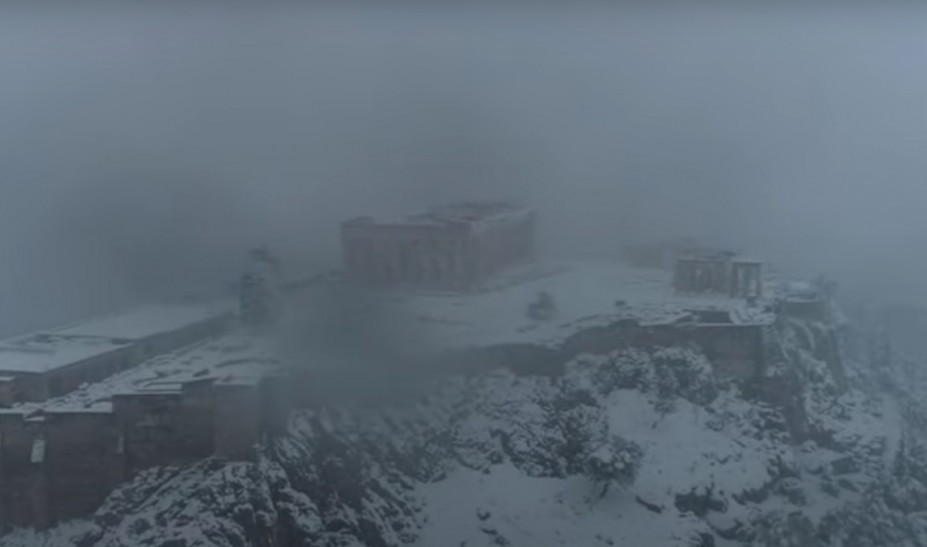 Χιονισμένη Ακρόπολη: Η μαγική φωτογραφία της Στέγης του Ιδρύματος Ωνάση – Εντυπωσιακό βίντεο από drone