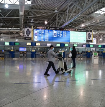 Αεροδρόμιο, ταξιδιώτες με αποσκευές