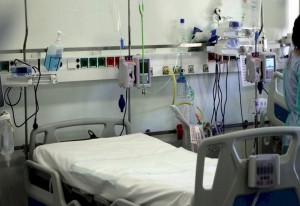 Ένα άδειο κρεβάτι σε θάλαμο νοσοκομείου