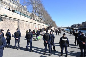 Παρίσι αστυνομία στον Σηκουάνα