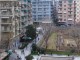 Πολυκατοικίες πίσω από πάρκο στην πλατεία Ναυαρίνου Θεσσαλονίκης