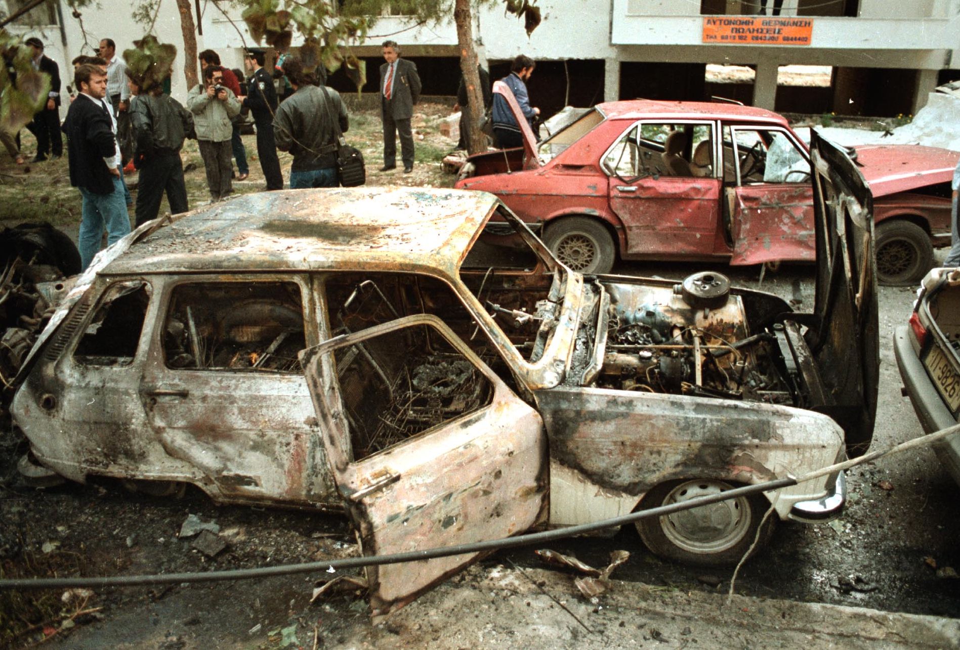 8 Μαΐου 1989. Τα αποτελέσματα απο την έκρηξη οχήματος που παγίδευση η 17 Νοέμβρη όταν αποπειράθηκε να  δολοφονήσει τον πρώην υπουργό Γιώργο Πέτσο.