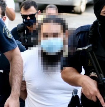 Στον εισαγγελέα ο 37χρονος ιερέας για την επίθεση με βιτριόλι εναντίον μητροπολιτών του συνοδικού δικαστηρίου στην Μονή Πετράκη, Πέμπτη 24 Ιουνίου 2021. Στο στιγμιότυπο ο δικηγόρος του ιερέα Ανδρέας Θεοδωρόπουλος κάνει δηλώσεις στα ΜΜΕ.