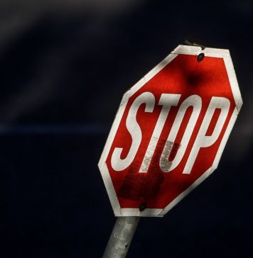 Το σήμα οδικής κυκλοφορίας stop σε μαύρο φόντο