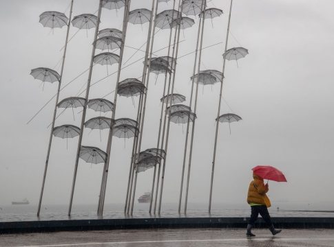 Άνδρας με ομπρέλα στη Νέα Παραλία