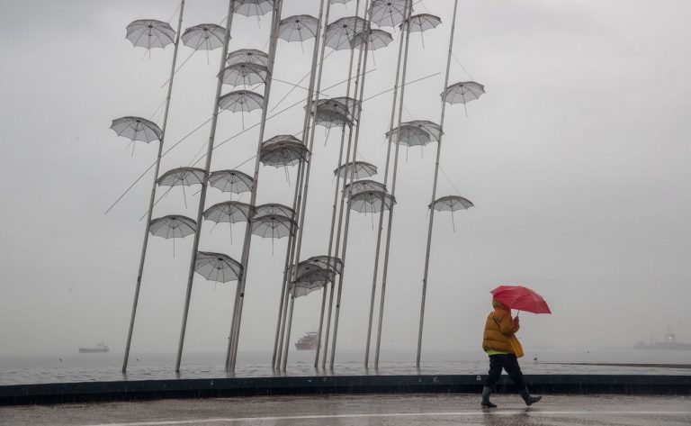 Άνδρας με ομπρέλα στη Νέα Παραλία