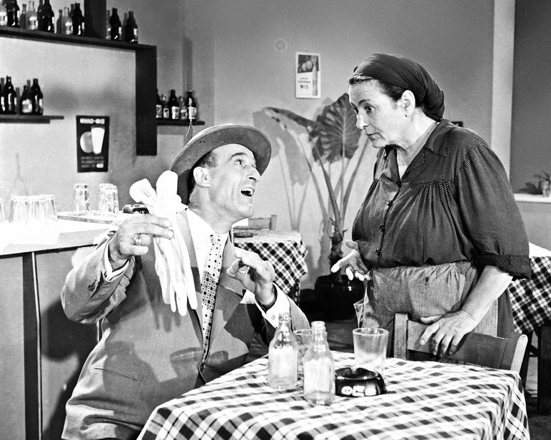 Ο Νίκος Σταυρίδης σε σκηνή απο την ταινία Τα Κίτρινα Γάντια (1960)