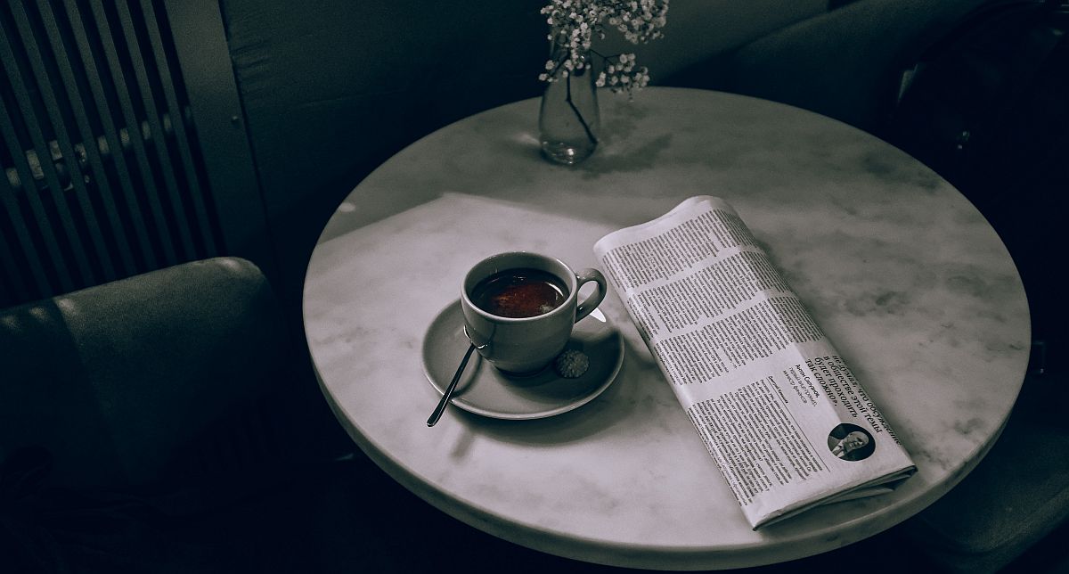 Φλυτζάνι με καφέ - Εφημερίδα