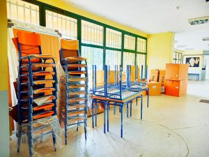Σχολείο, καρέκλες και τραπέζια
