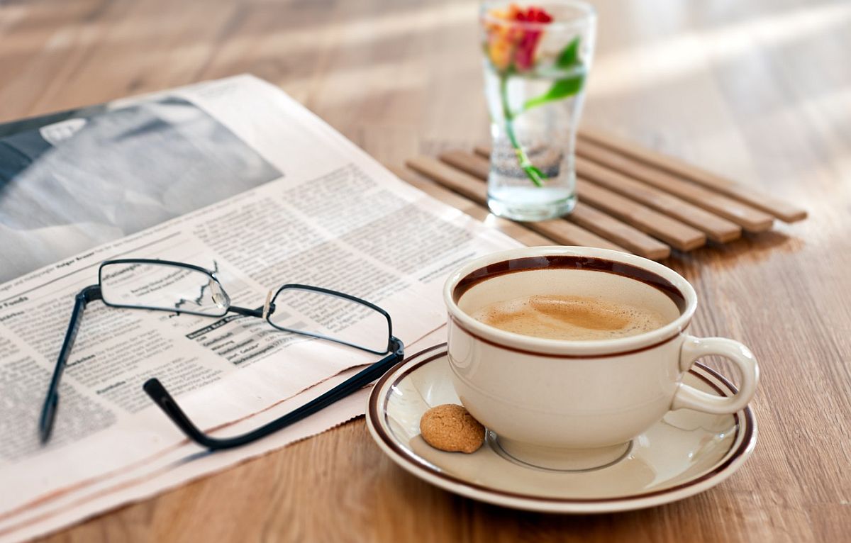 Εφημερίδα - γυαλιά - καφές - λουλούδι - ποτήρι - πρωτοσέλιδα