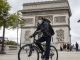 Παρίσι, άνδρας με ποδήλατο