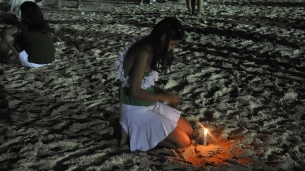 Κορίτσι με αναμένο κερί στην Κόπα Καμπάνα