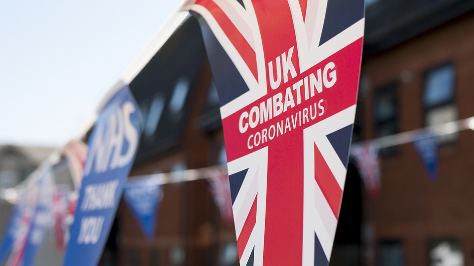 O Αγώνας της Αγγλίας κατά της covid σε αγγλικό σημαιάκι