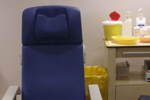 Μια μπλε καρέκλα και υλικά νοσοκομείου