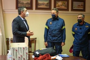 Δύο άνδρες της ΕΜΑΚ με τον Περιερειάρχη Κ. Μακεδονίας