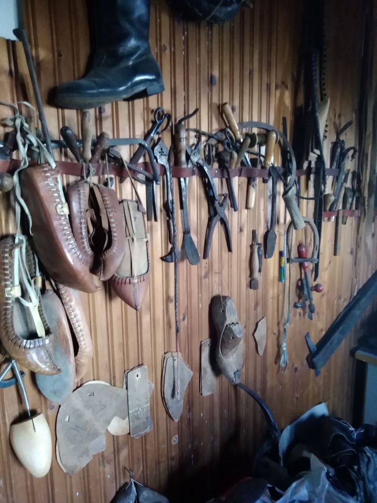 Εργαλεία απο παραδοσιακο εργαστήριο που κατασκευάζει τσαρούχια