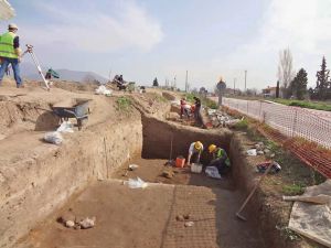 Χώμα, δρόμος και εργάτες στην κοιλάδα Ανθεμούντα