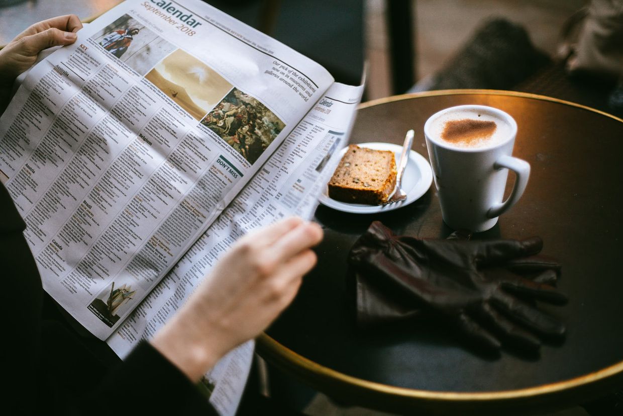 Εφημερίδα, καφές, τραπέζι
