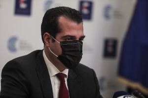 Άντρας - μάσκα - υπουργός υγείας