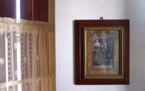Παράθυρο - κάδρο - φωτογραφία σπίτι-μουσείο στη Σκιάθο