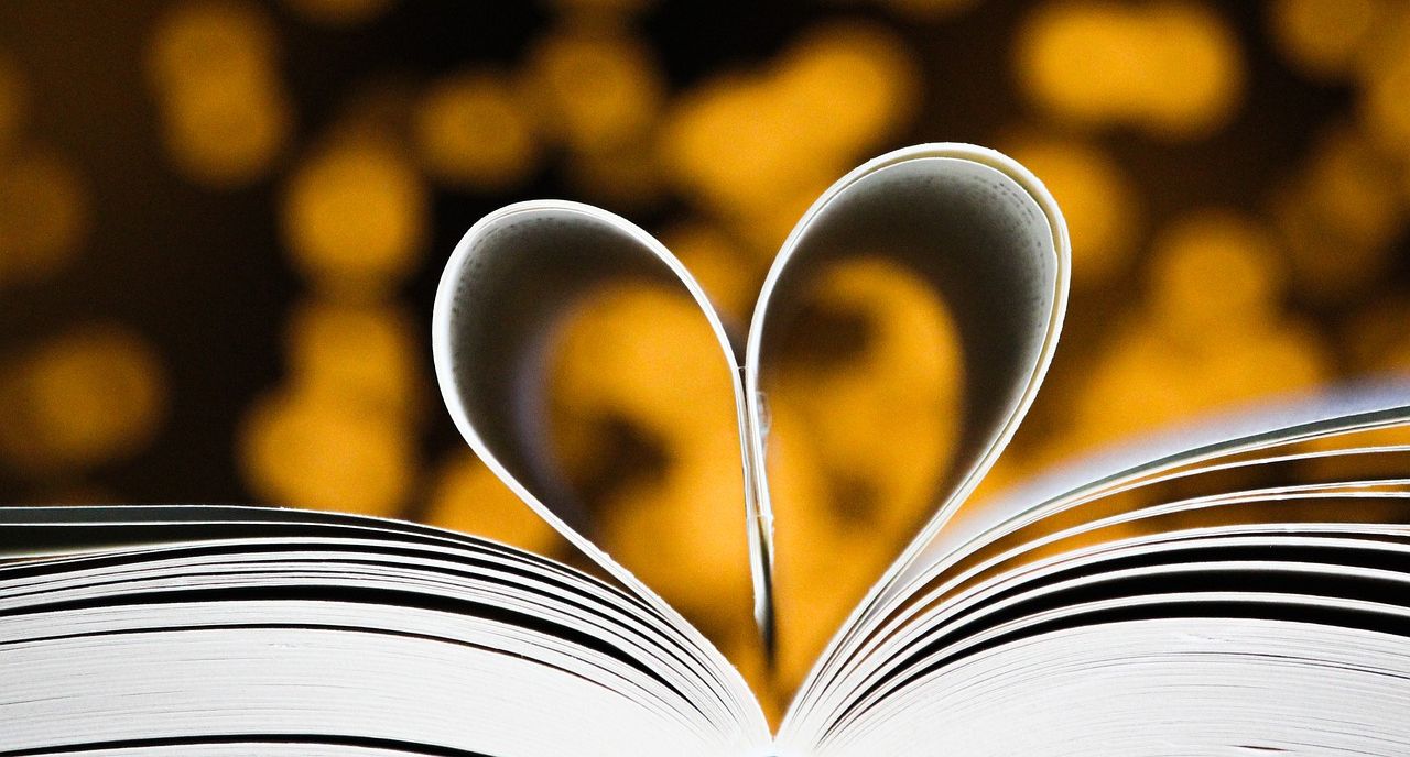 Ανοιχτό βιβλίο με τα φύλλα σε σχήμα καρδιάς (Τα καλύτερα βιβλία του 2021)