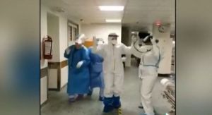 Νοσηλευτές με στολές χορεύουν