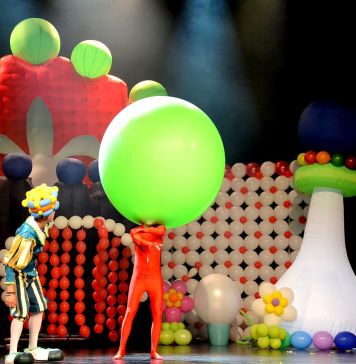 Σκηνή απο την παράσταση με τα μπαλόνια