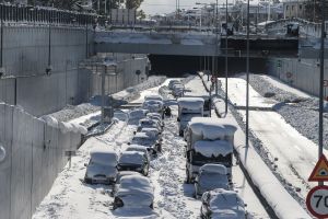 Εγκλωβισμένα αυτοκίνητα στην Αττική Οδό, στην έξοδο για την Δουκίσσης Πλακεντίας, από την ισχυρή χιονόπτωση που προκάλεσε η κακοκαιρία 