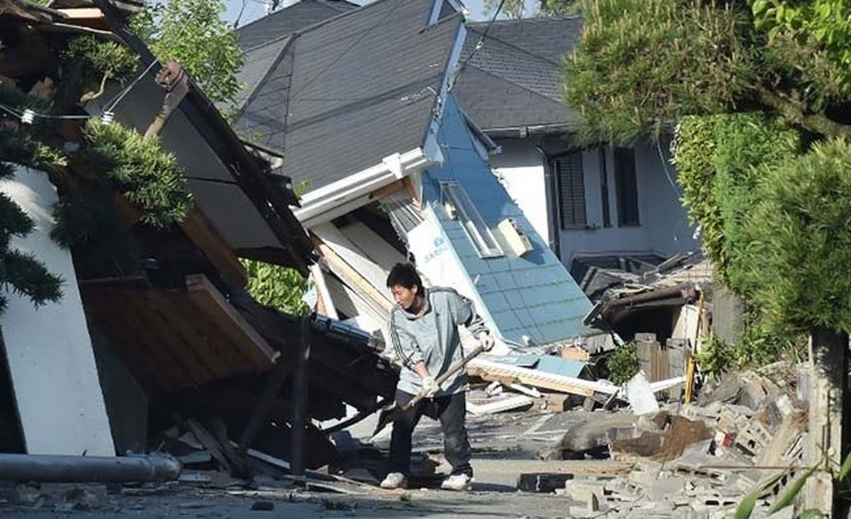 Κάτοικος της Ιαπωνίας μπροστά σε χαλάσματα σπιτιών