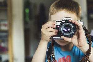 παιδί με φωτογραφική μηχανή