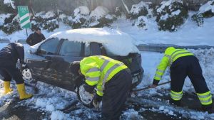 Εγκλωβισμένο όχημα στα χιόνια στην Αττική Οδό