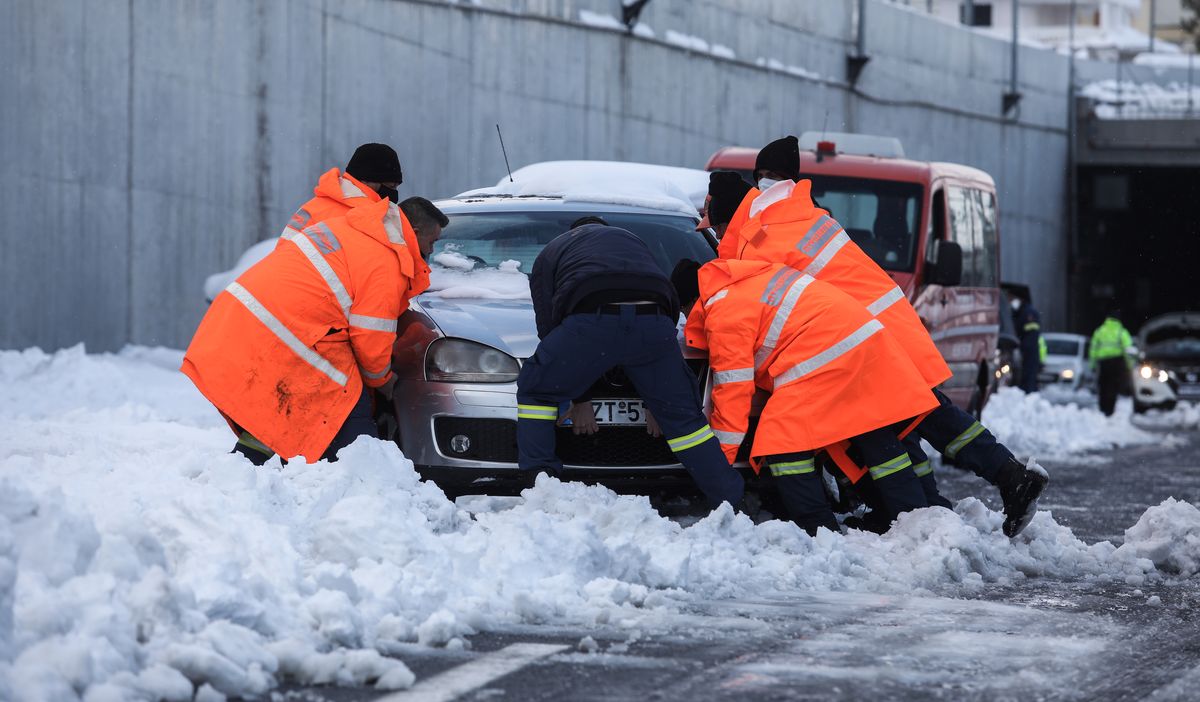 Προσπάθεια απεγκλώβισης αυτοκινήτου από τα χιόνια