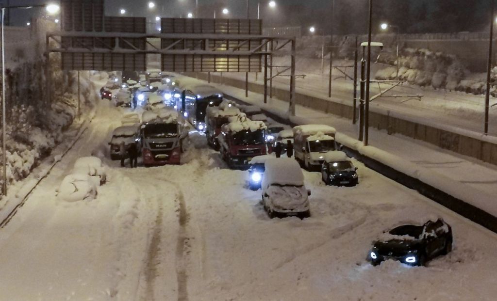 Οχήματα εγκλωβισμένα στα χιόνια