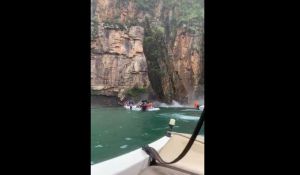 Βράχος καταπλακώνει τουριστικά σκάφη