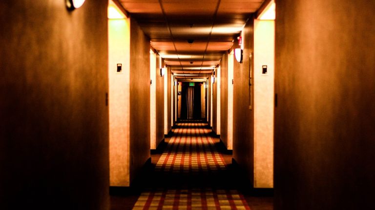 Διάδρομος με δωμάτια ξενοδοχείου