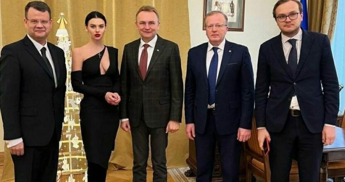 Υπουργός Υγείας της Ουκρανίας με σέξι συνοδό